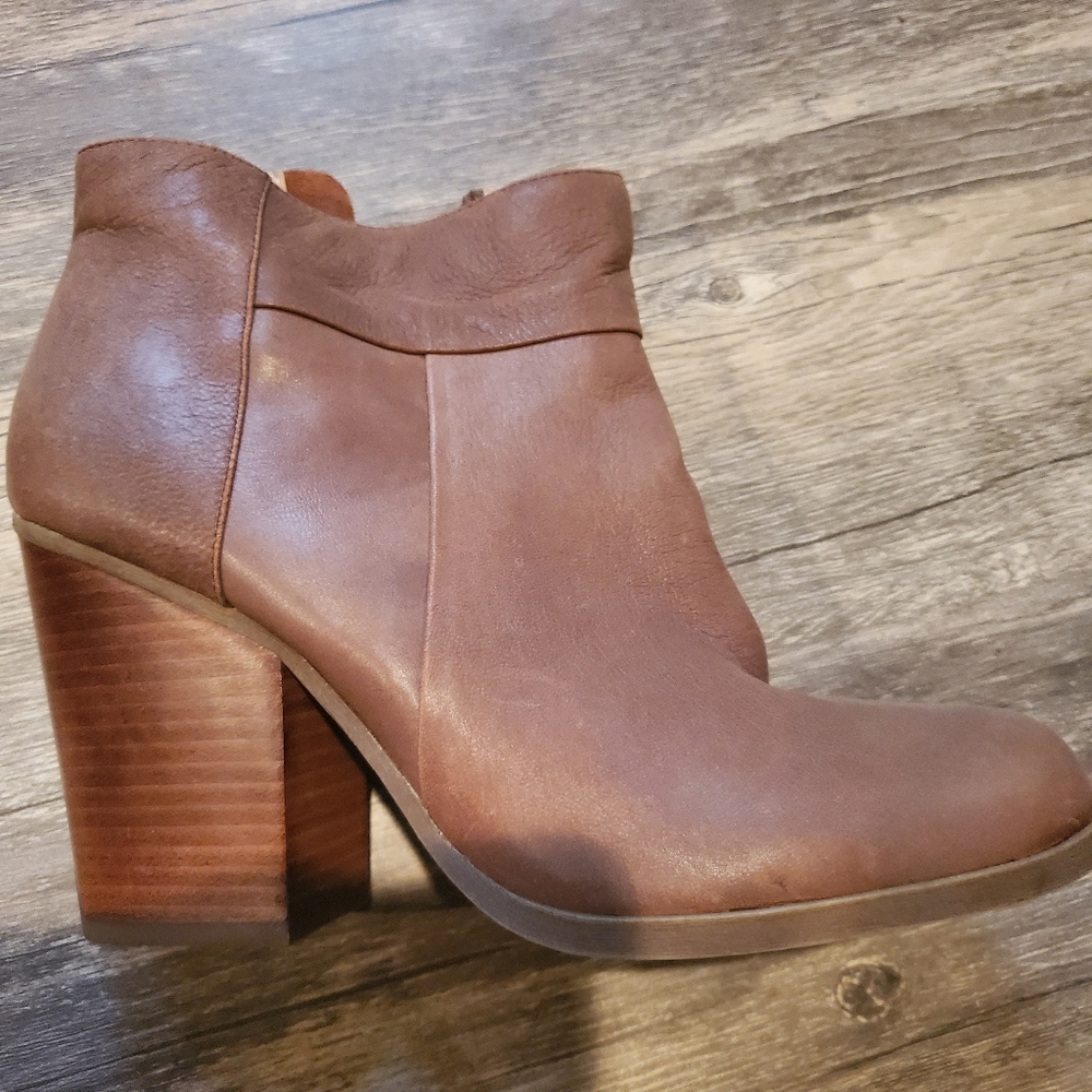 Kenneth Cole Leather boots size 10 with 3 inchs chunky heel very comfort…